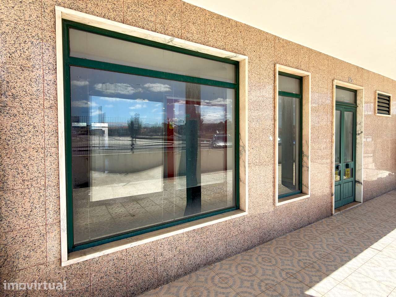 Loja com 70m², 2 Frentes, Pátio – Venteira (Perto da Praça da Igreja) - Grande imagem: 2/19