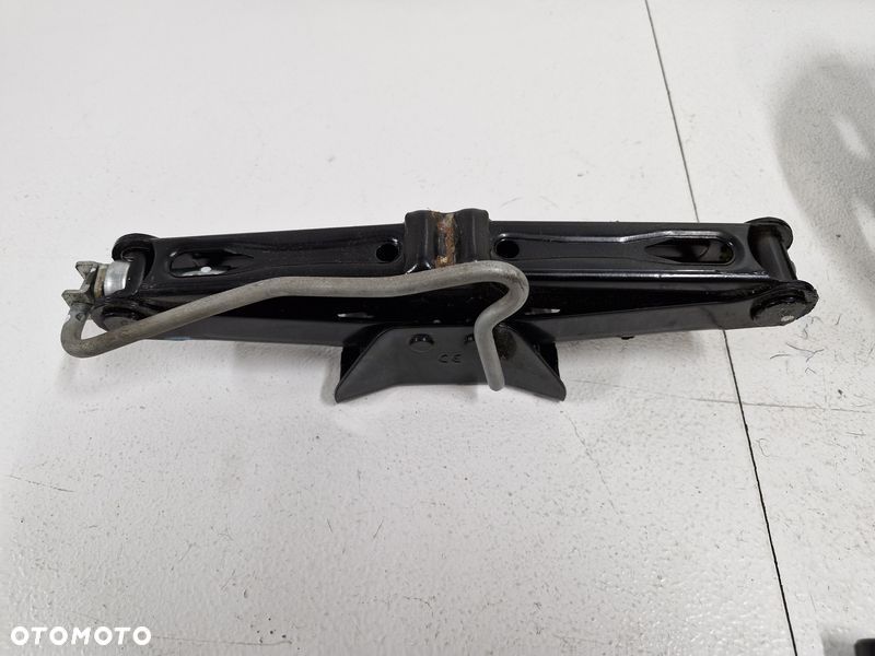 PEUGEOT 2008 I 1 WKŁAD KOŁA ZAPASOWEGO LEWAREK UCHO KLUCZ 9817224380 - 3