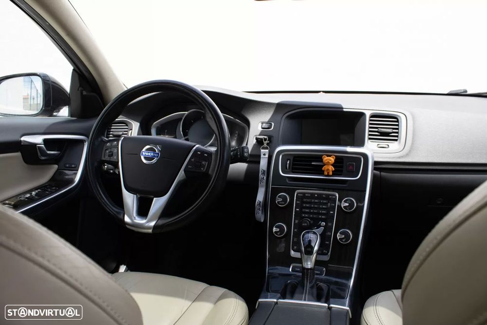 Volvo V60 D6 Plug-In-Hybrid AWD Geartronic Momentum — fotografia 39