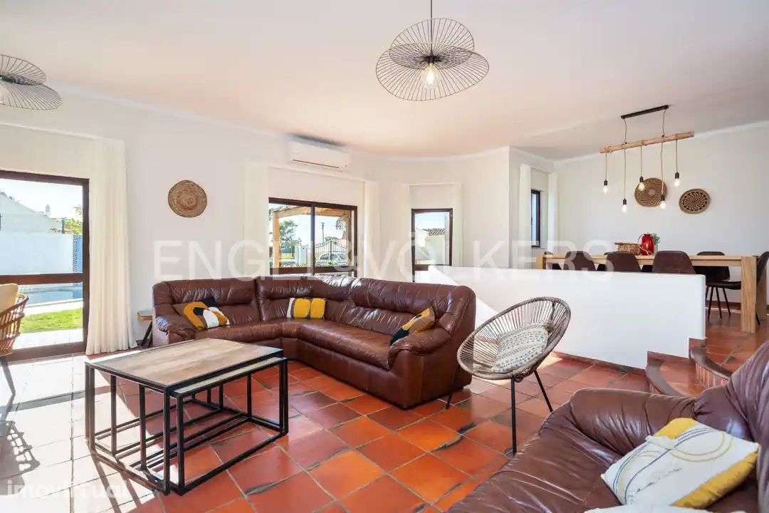 Moradia V5 com jardim e piscina perto da Galé - Grande imagem: 5/30