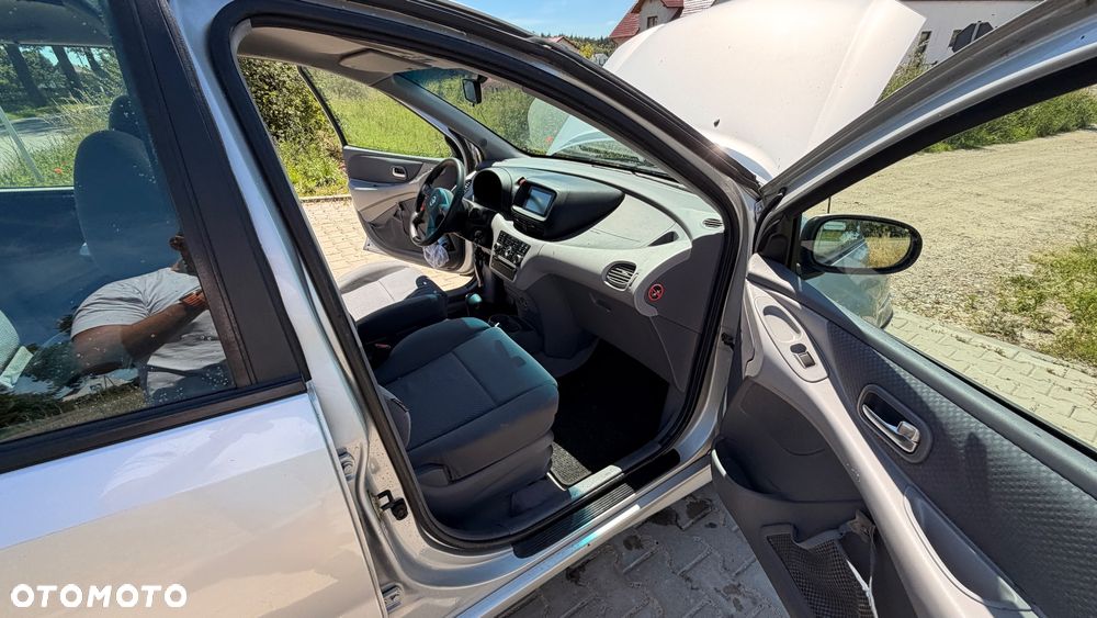 Nissan Almera Tino - 16