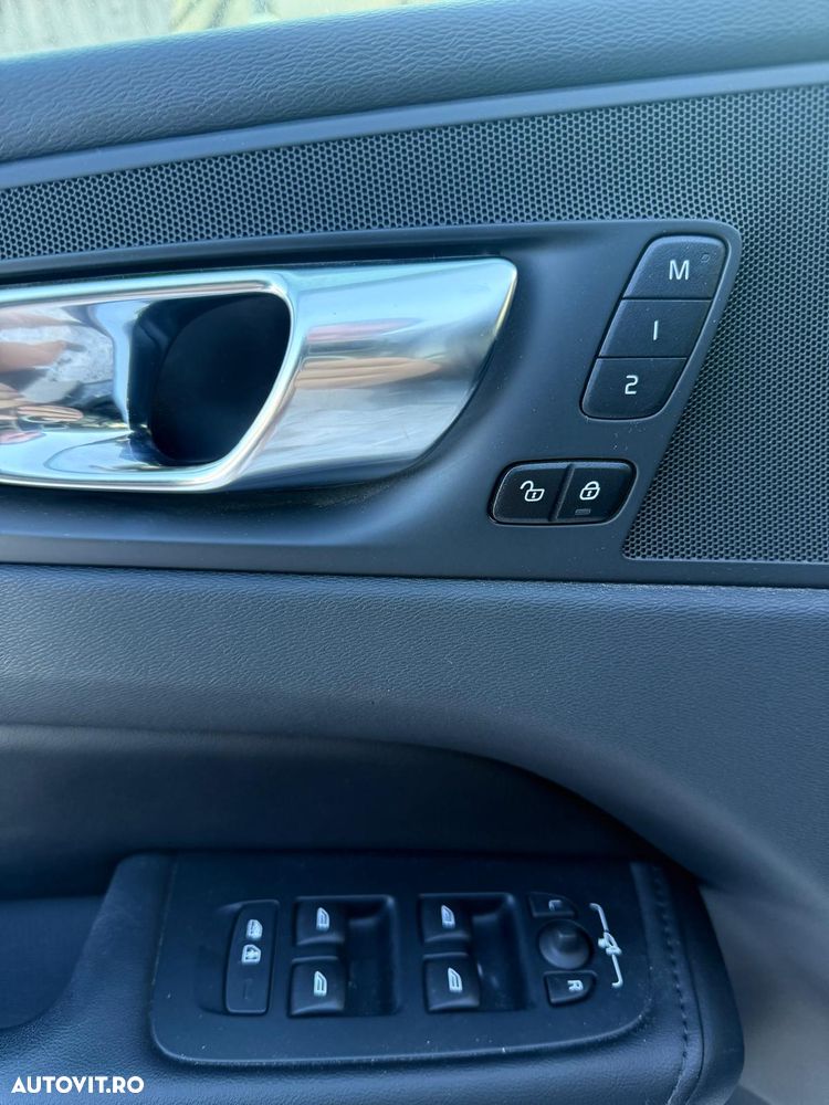 Volvo XC 60 B4 D Plus Dark - 21