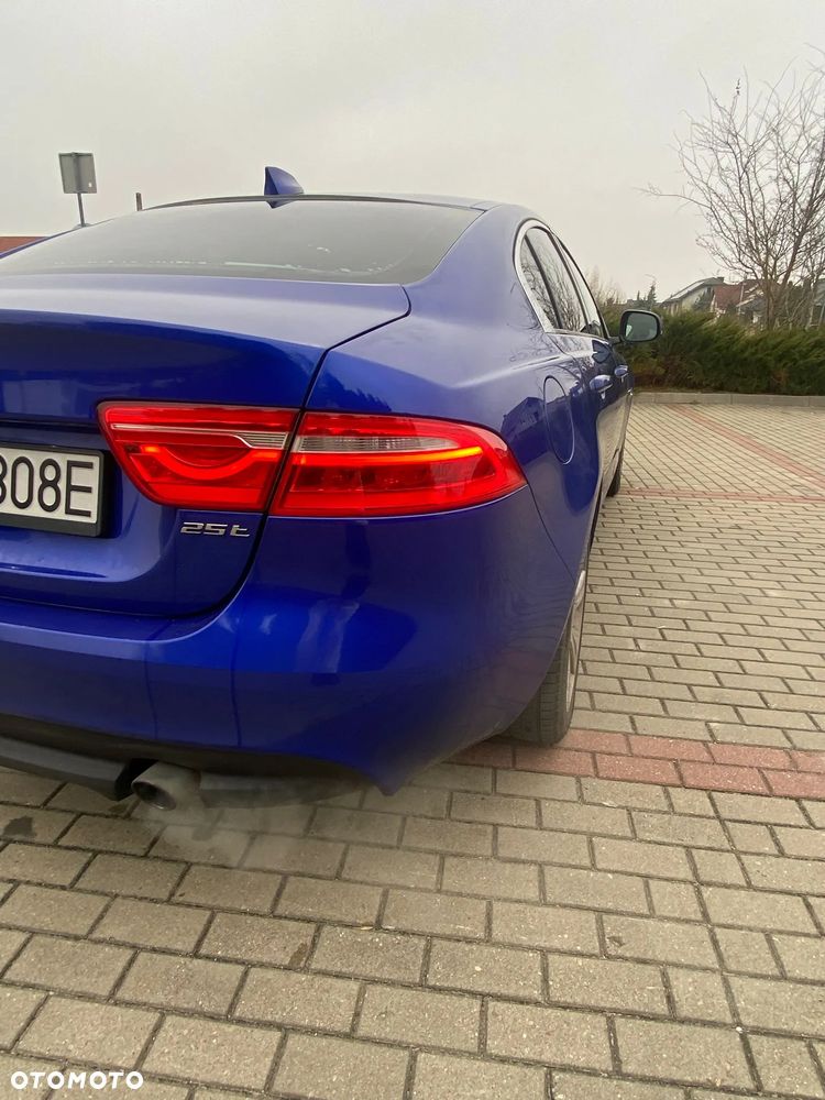 Jaguar XE 25t Prestige - 8