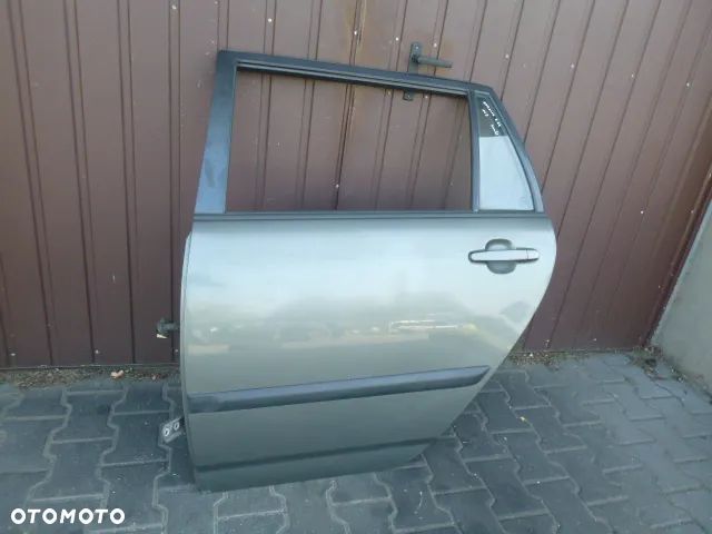 DRZWI LEWY TYŁ LEWE TYLNE KOMPLETNE TOYOTA COROLLA E12 KOMBI KOLOR 1C3 - 7