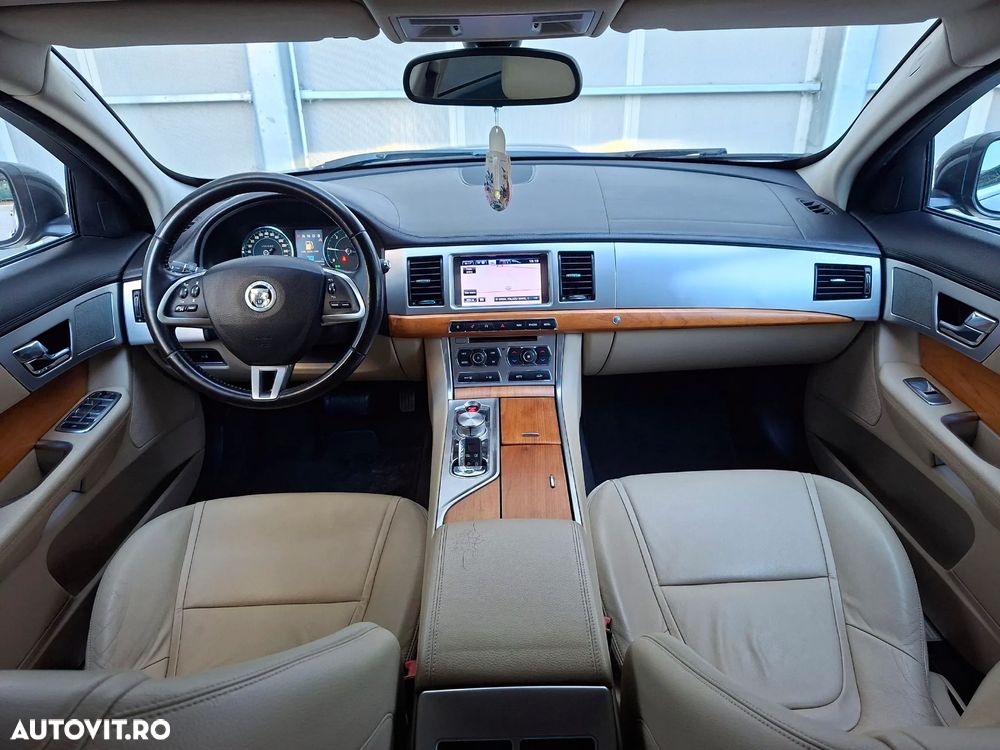 Jaguar XF 2.2D - 17