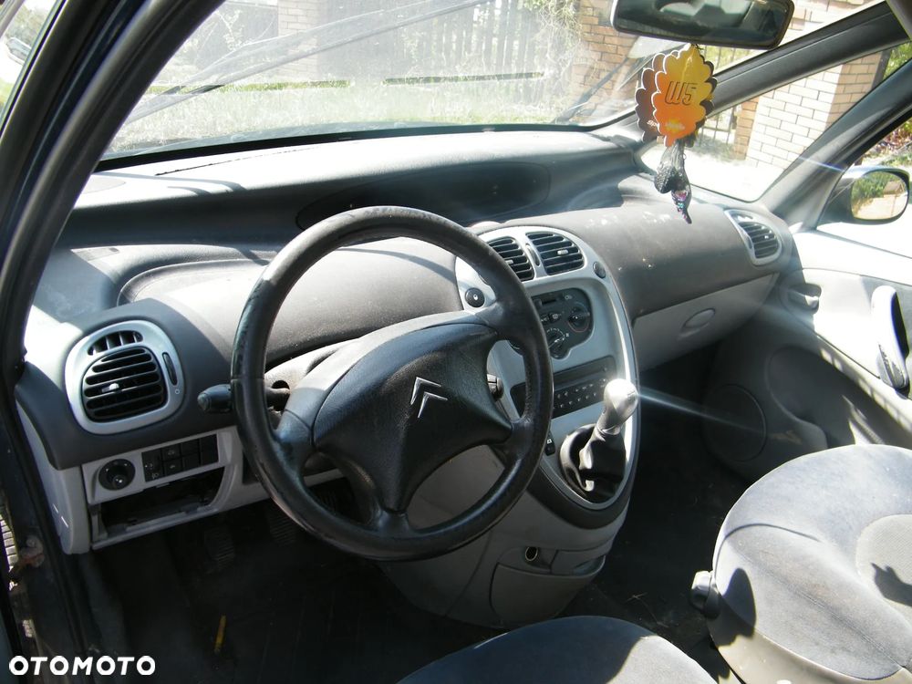 Citroen Xsara Picasso (98-04r.) 2.0 HDI 89KM. Silnik RHY Skrzynia 20DL65 lakier KPK - MAURITIUS BLUE . Cały na części. GWARANCJA !!!  Przód Tył Zestaw Komplet Drzwi Klapa Zderzak Błotnik Maska Grill Atrapa Szyba Pas Lampa Lusterko Boczki Fotel Kanapa Kokpit Deska Rozdzielcza Przełącznik Włącznik Sterownik Przewody Wiązka Instalacja Moduł Komputer Czujnik Listwa Pompa Alternator Wtryski Głowica Rozrusznik Kompresor Sprzęgło Dwumas Silnik Skrzynia ABS Klimatyzacji Paliwa Wspomagania Kolektor Turbina Przepustnica Zawór Chłodnica Koło Hak Belka Sanki Zawieszenie Mcpherson Półoś Amortyzator Wydech Tłumik Zacisk Most - 8