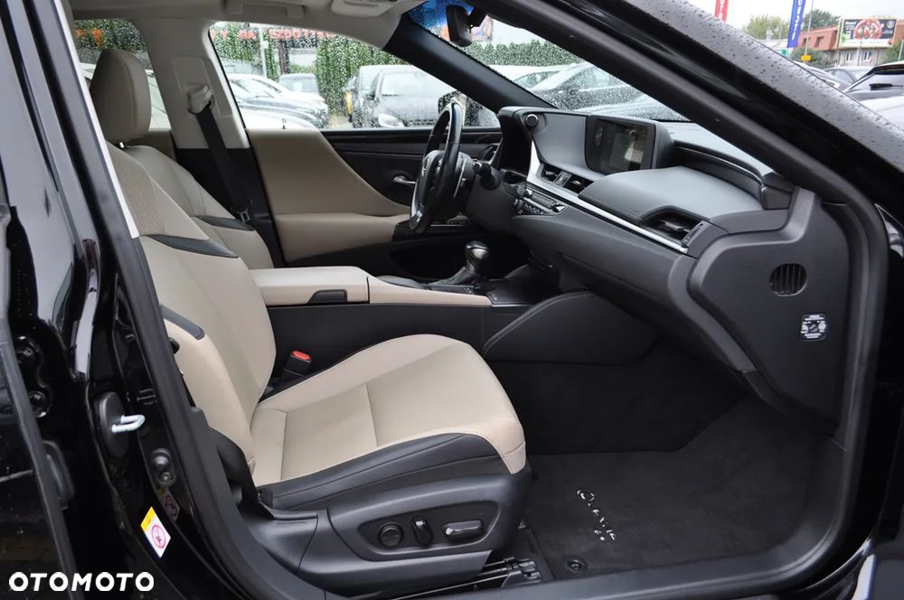 Lexus ES 300h Business Edition + - 32