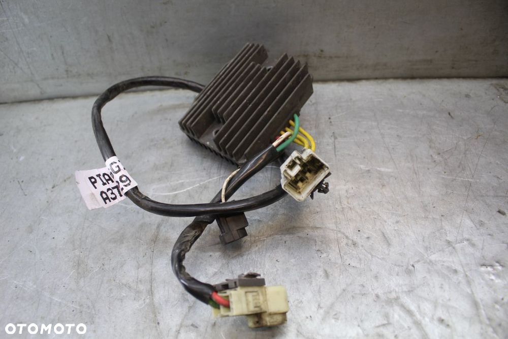 Piaggio X10 125 13r Regulator napięcia - 3