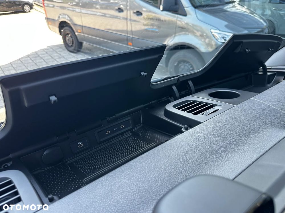Mercedes-Benz Sprinter - 25