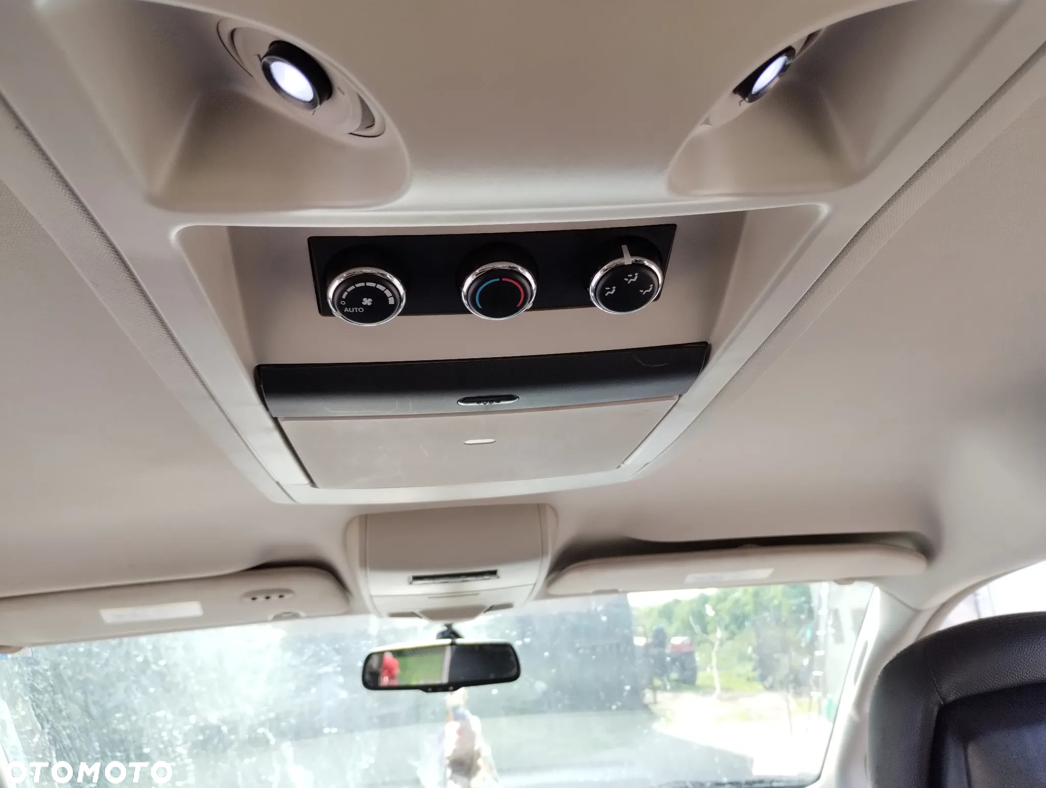 Chrysler Town & Country - 8