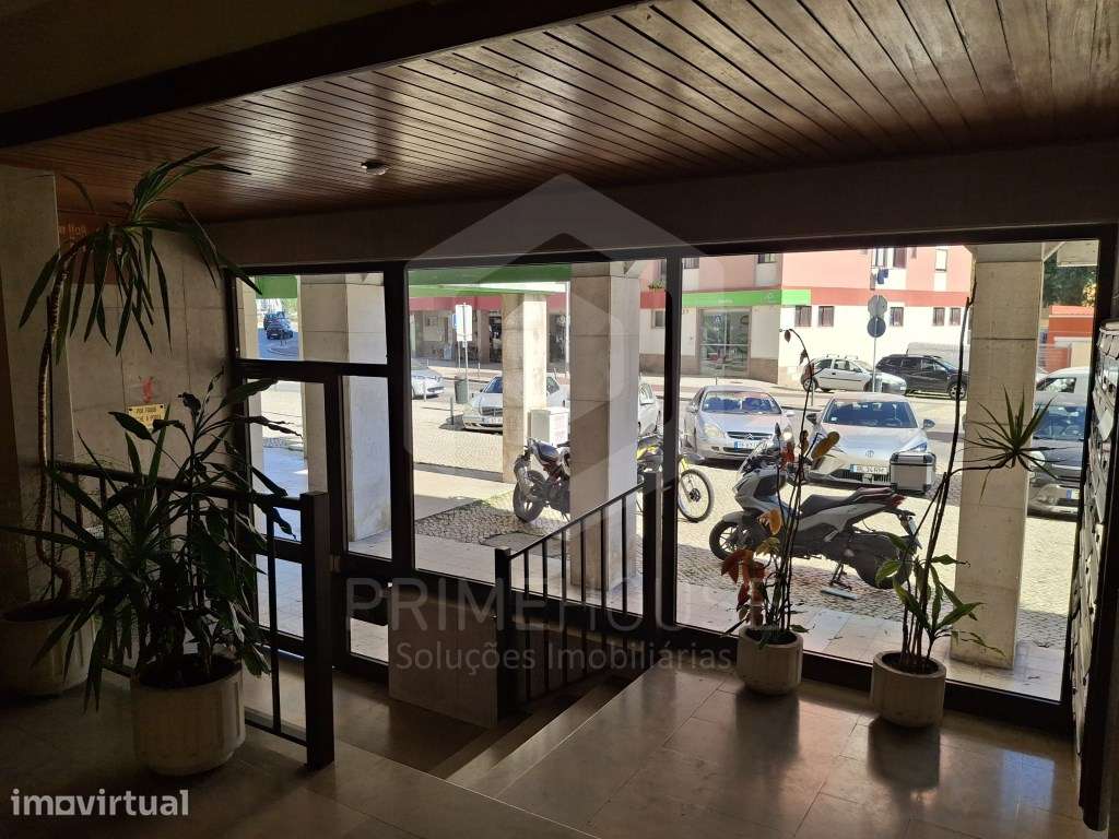 Apartamento T3 na Av. Independência das Colónias com lugar de garagem - Grande imagem: 4/22