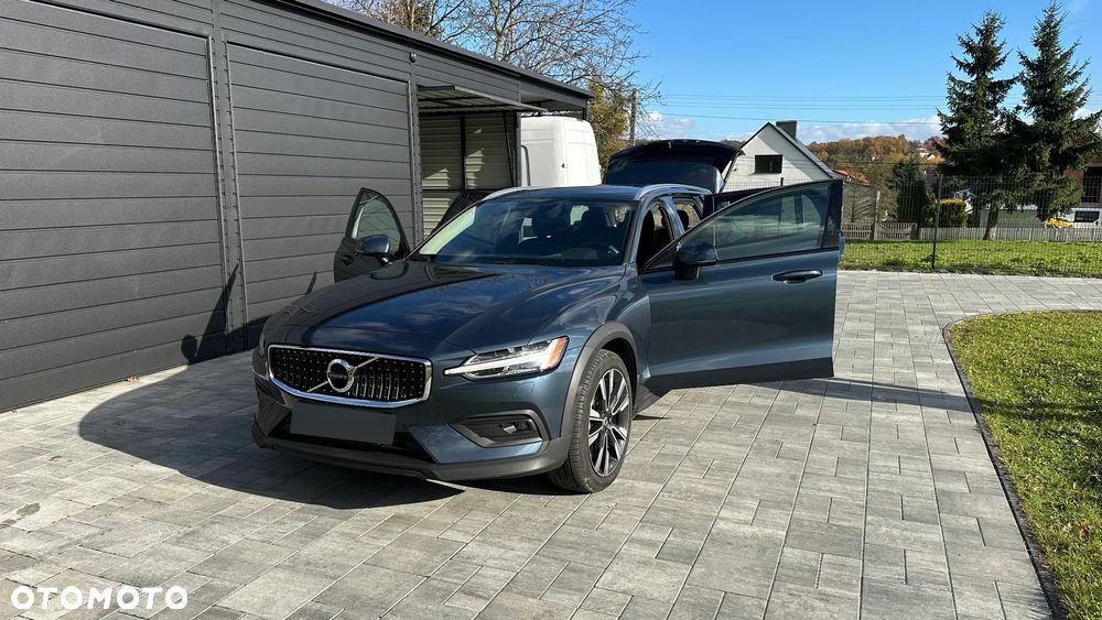 Volvo V60 Cross Country - 1