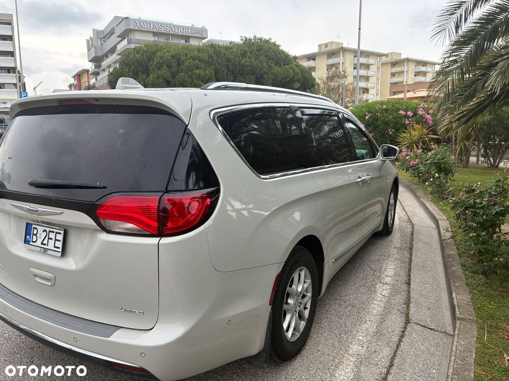 Chrysler Pacifica - 8