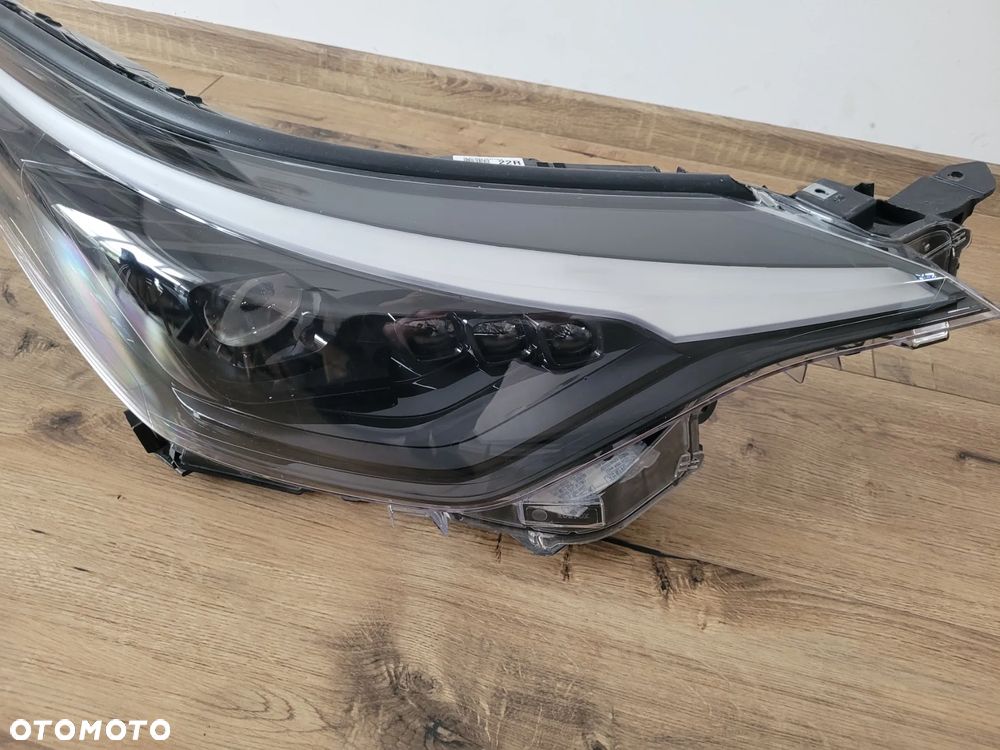 Reflektor Lampa prawa Toyota C-HR GR lift czarna 81110-YP281-00 - 3