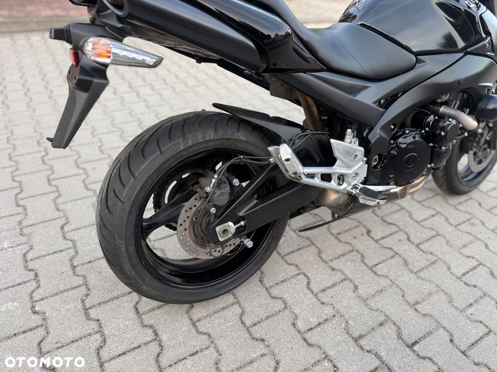 Suzuki GSR - 14
