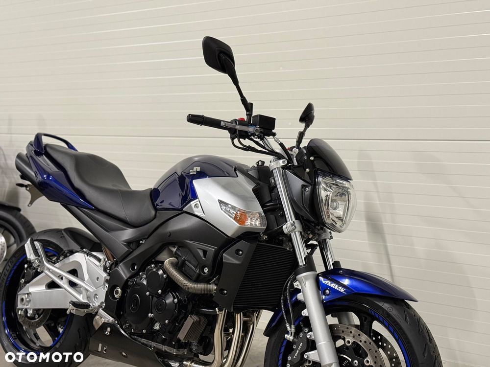 Suzuki GSR - 8