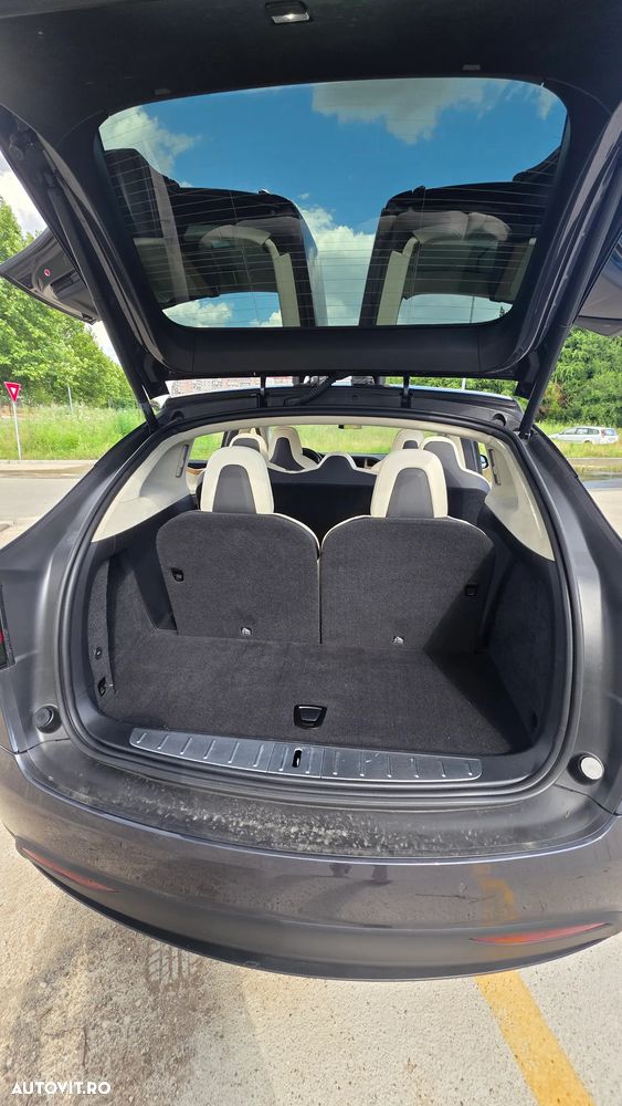 Tesla Model X - 36
