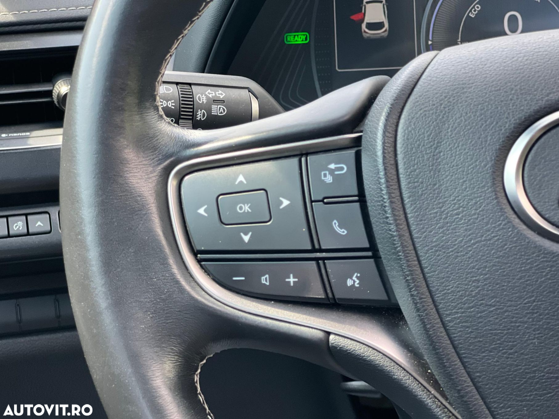 Lexus UX 250h 2.0L HEV 20H- (178 HP) 4X2 CVT Executive - 11