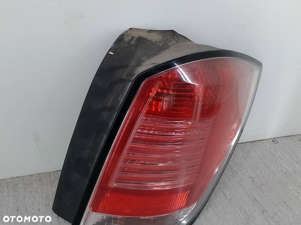 LAMPA TYLNA PRAWA OPEL ASTRA H 417002  24451840 KOMBI - 7