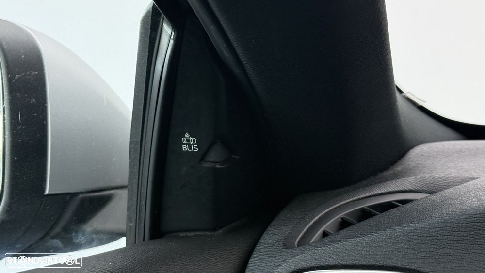 Volvo V40 2.0 D2 R-Design Momentum Geartronic - 23