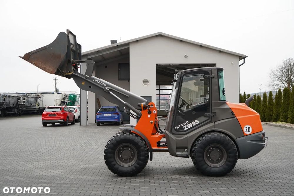 Hitachi ZW95  / ŁADOWARKA KOŁOWA  / 2020 R / WIDŁY DO PALET - 3