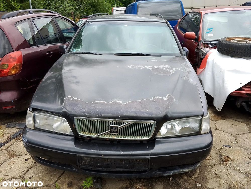 Volvo V70 (96 - 00r.) 2.5 TDI 140KM. Silnik D525T Skrzynia M56. Cały na części GWARANCJA !!!  Przód Tył Zestaw Komplet Drzwi Klapa Zderzak Błotnik Maska Grill Atrapa Szyba Pas Lampa Lusterko Boczki Fotel Kanapa Kokpit Deska Rozdzielcza Przełącznik Włącznik Sterownik Przewody Wiązka Instalacja Moduł Komputer Czujnik Listwa Pompa Alternator Wtryski Głowica Rozrusznik Kompresor Sprzęgło Dwumas Silnik Skrzynia ABS Klimatyzacji Paliwa Wspomagania Kolektor Turbina Przepustnica Zawór Chłodnica Koło Hak Belka Sanki Zawieszenie Mcpherson Półoś Amortyzator Wydech Tłumik Zacisk Most - 2