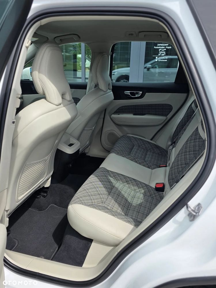 Volvo XC 60 T4 Momentum Pro - 29