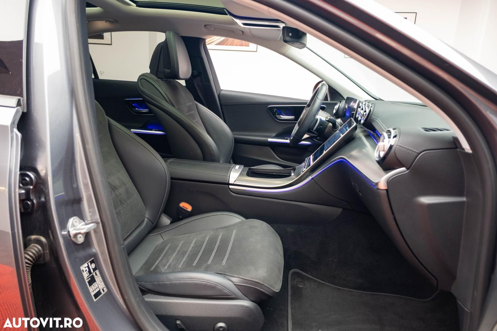 Mercedes-Benz C 300 4Matic T 9G-TRONIC - 32