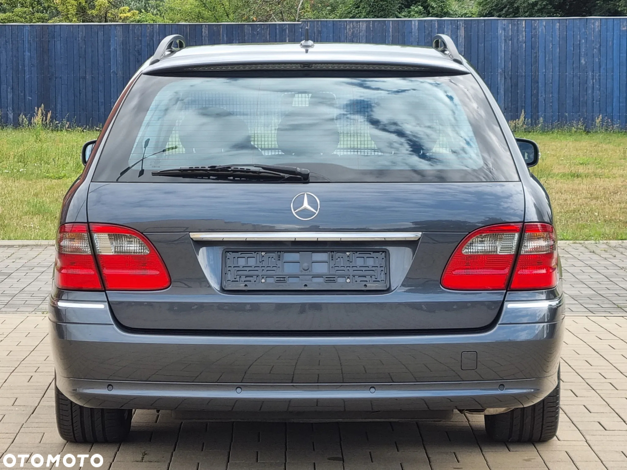 Mercedes-Benz Klasa E 200 T BlueEFFICIENCY 7G-TRONIC Avantgarde - 4