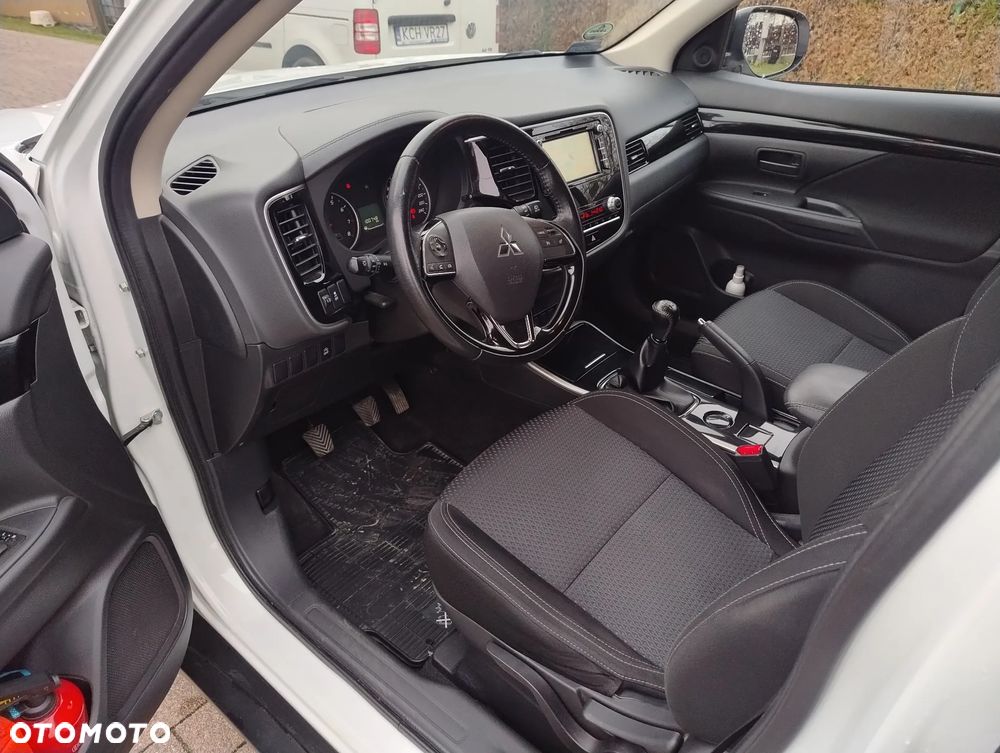 Mitsubishi Outlander 2.0 Invite + 2WD - 7