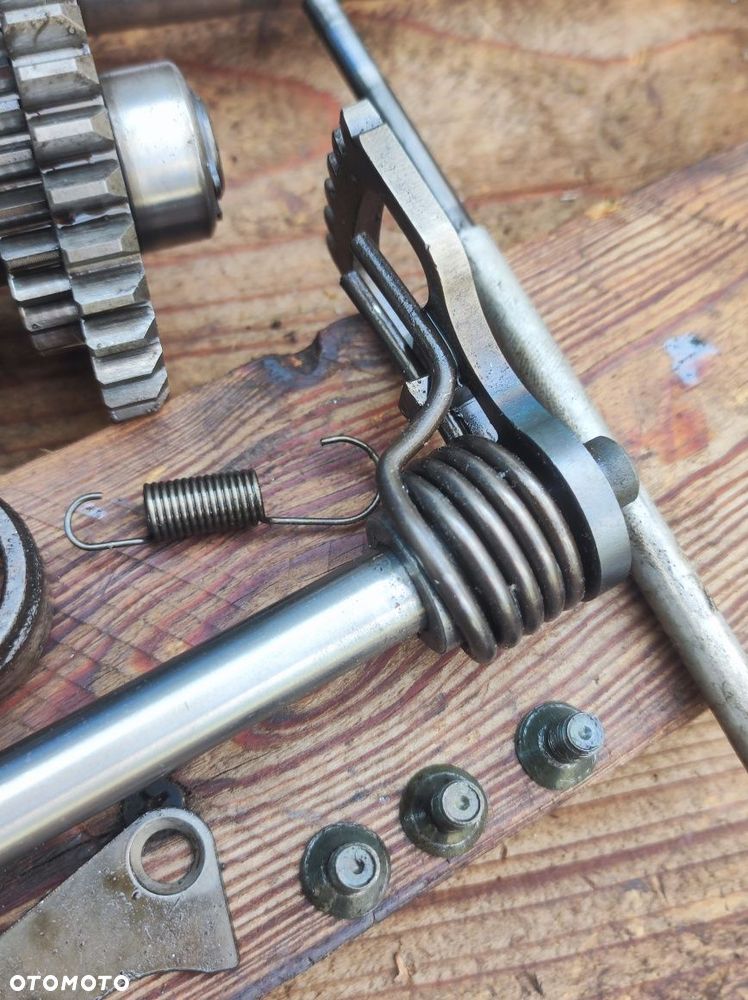 Skrzynia biegów Suzuki GN 125 DR 125 GZ 125 komplet wałki bęben wodziki OEM - 8