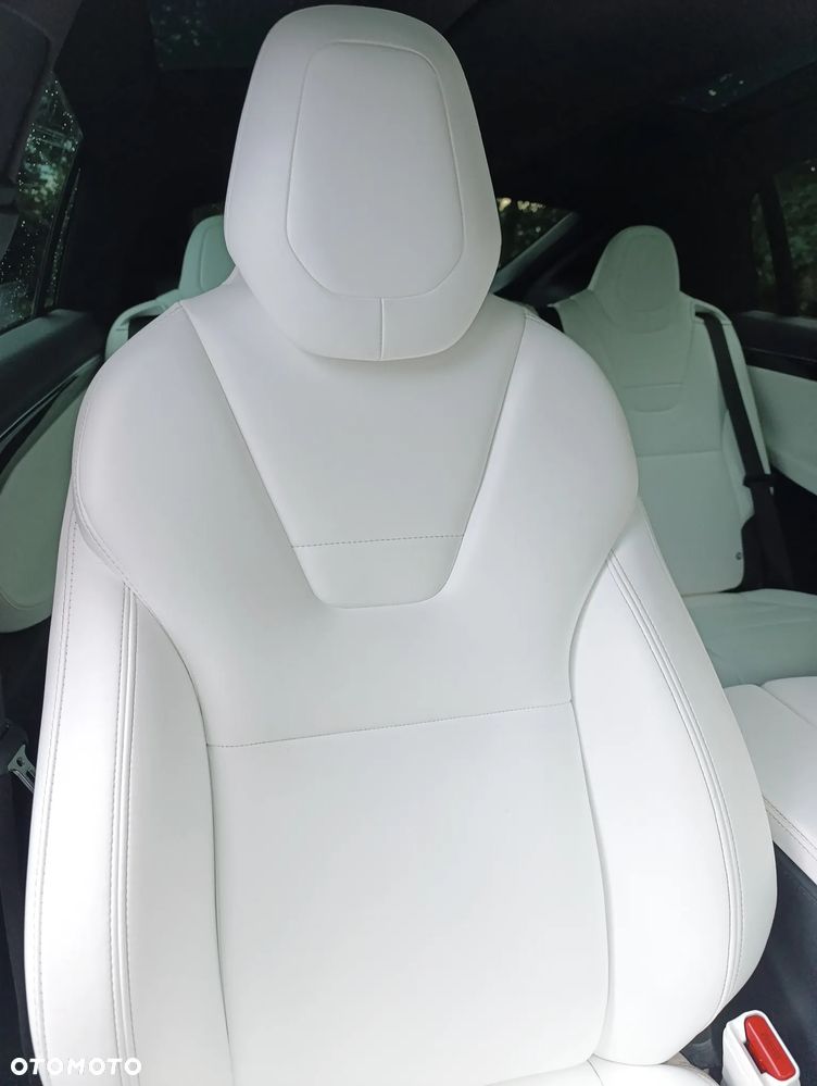 Tesla Model X - 11
