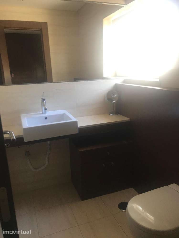Apartamento T1 com varanda, garagem e ar condicionado - Grande imagem: 3/9