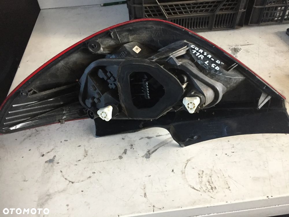 OPEL CORSA D 11R LAMPA LEWA TYŁ - 2