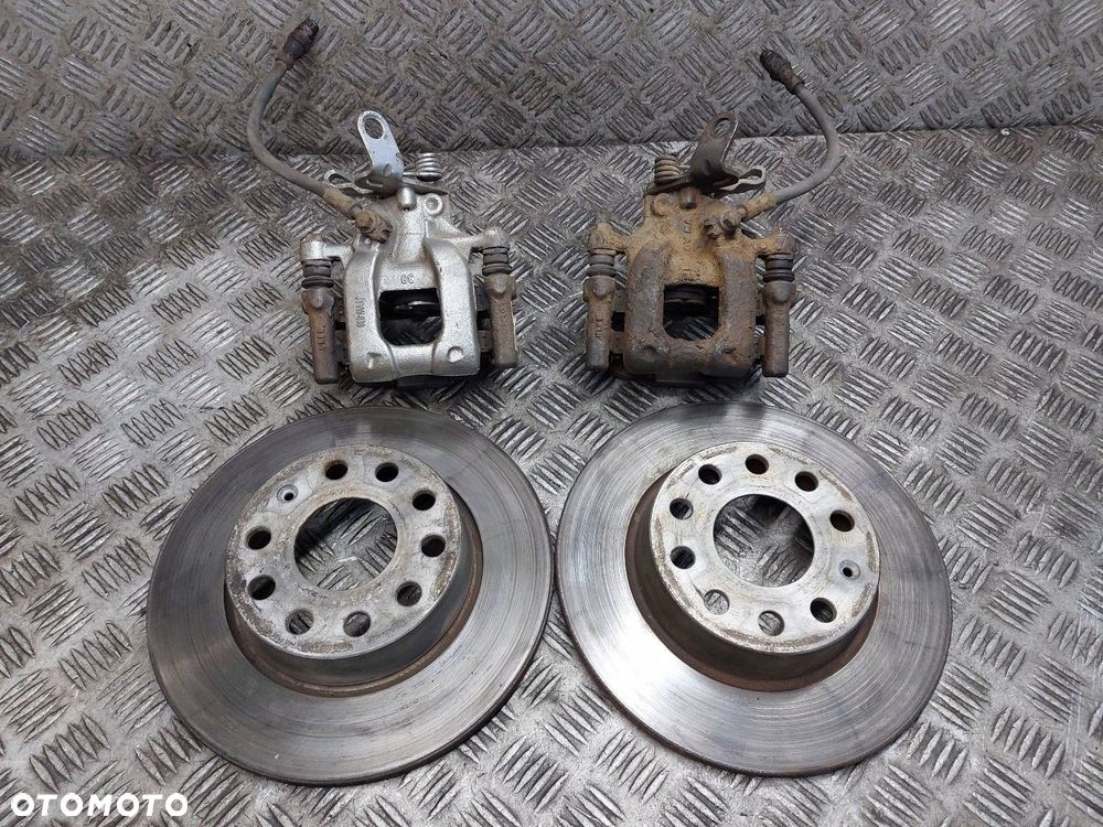 TARCZE HAMULCOWE TYŁ + ZACISKI VOLKSWAGEN GOLF VI - 1