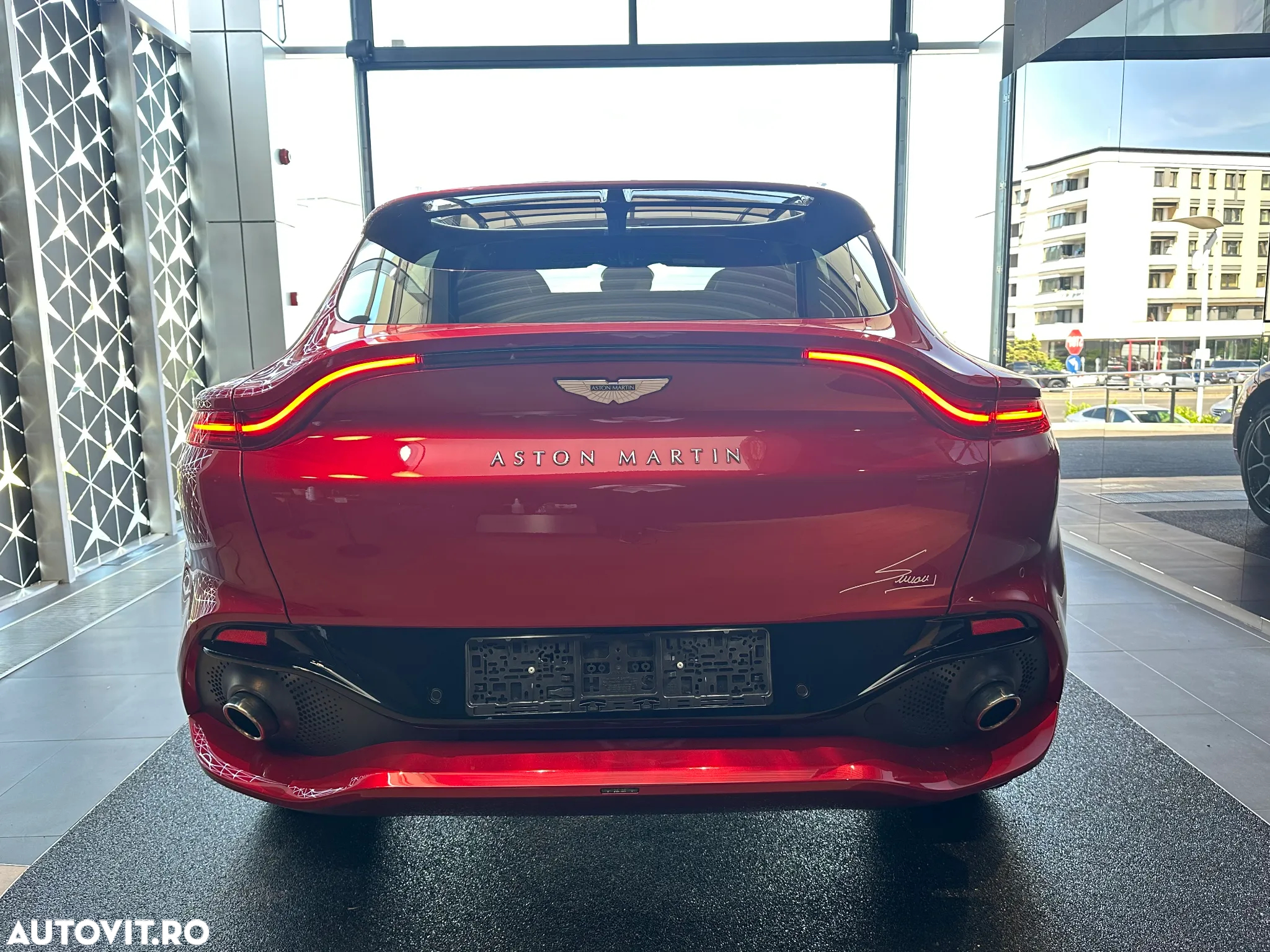 Aston Martin DBX - 4