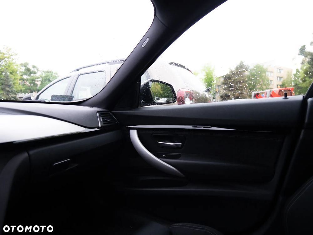 BMW 3GT 330i xDrive M Sport - 24