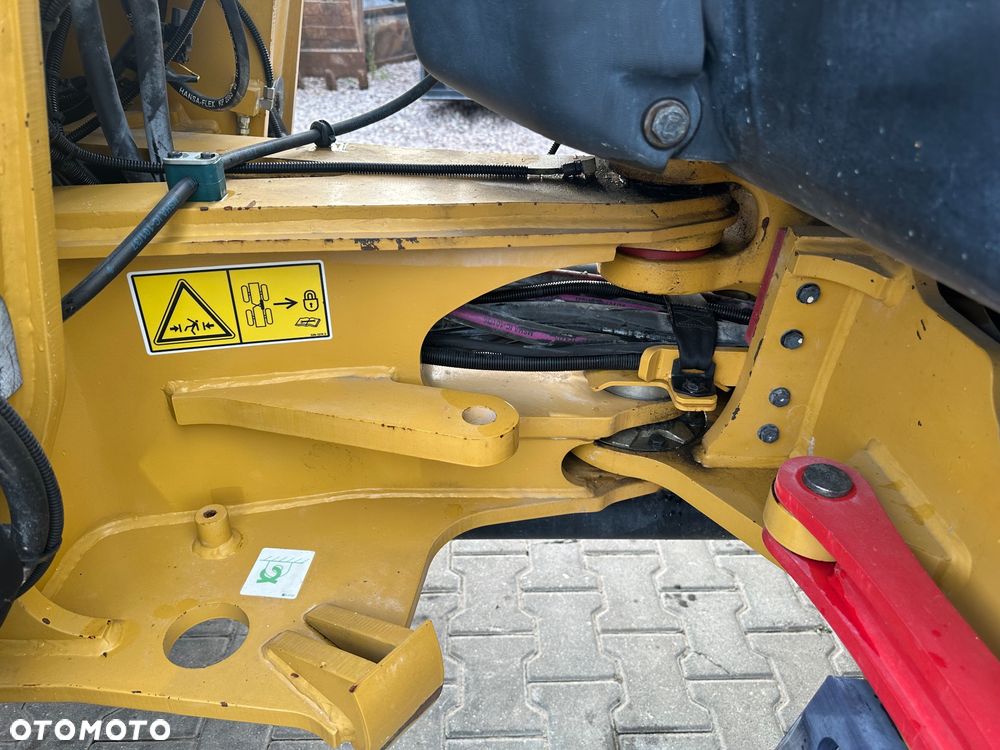 Caterpillar 906M - 11