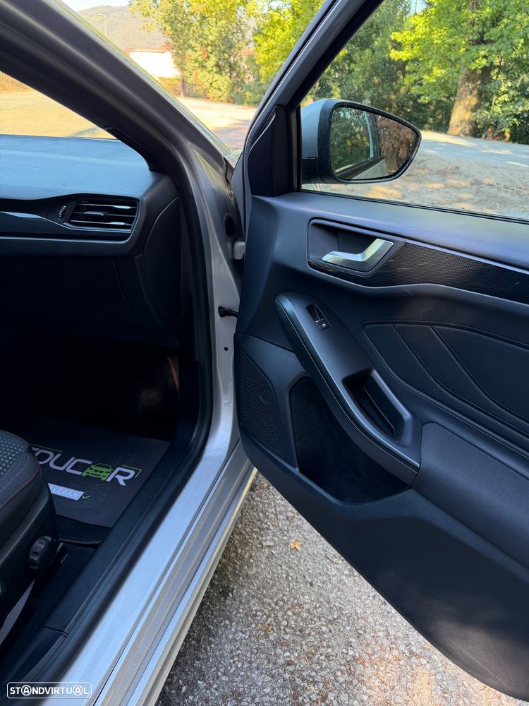 Ford Focus SW 1.0 EcoBoost Hybrid ST-LINE X — fotografia 17