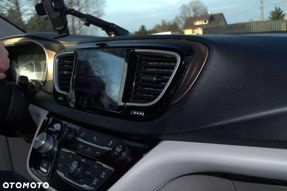 Chrysler Pacifica - 4