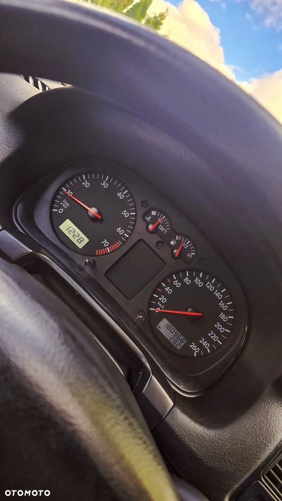 Volkswagen Golf 1.6 - 16