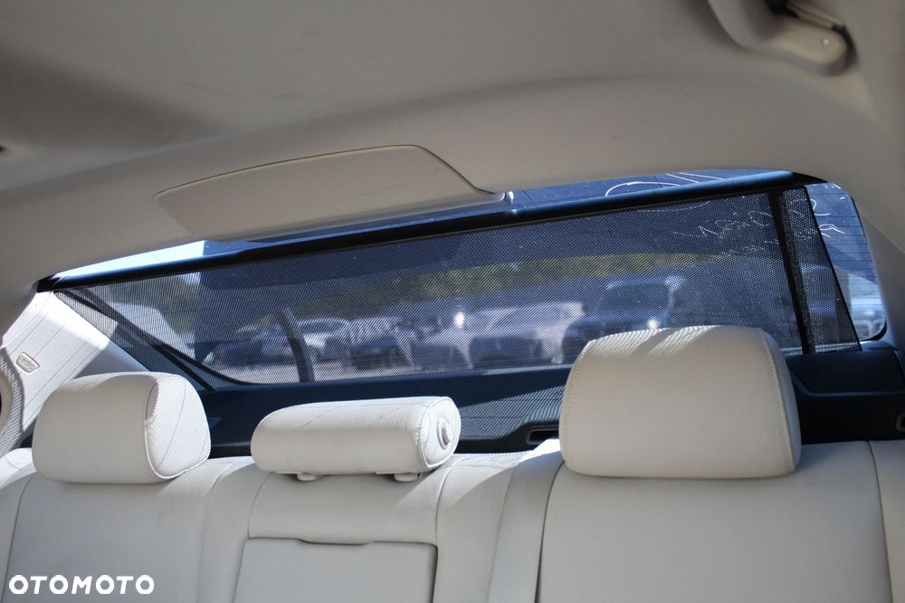 ROLETA Z PÓLKA TYŁ TYLNEJ SZYBY BMW F10