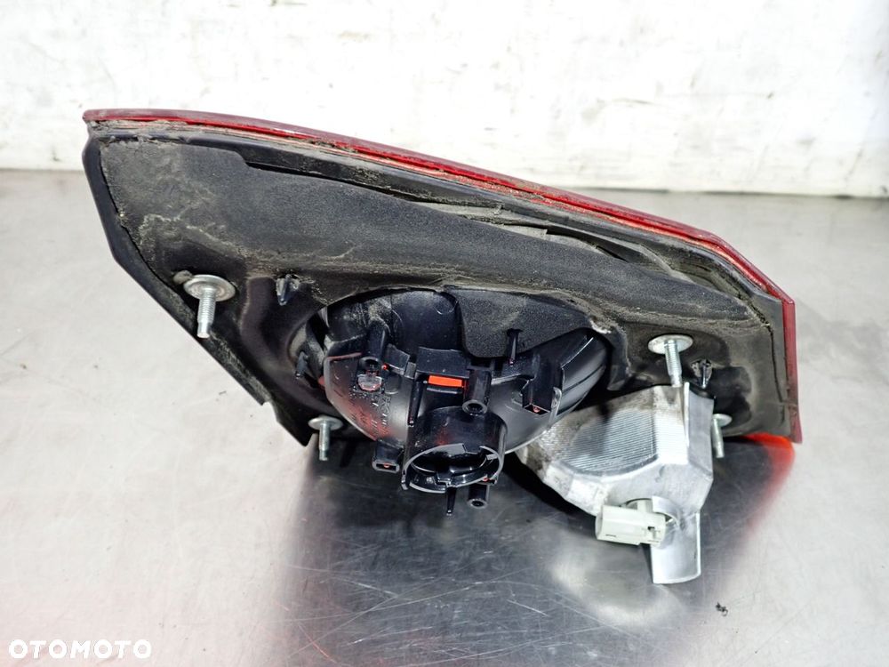 LAMPA PRAWA TYLNA W KLAPIE HONDA CIVIC 1.4 VIII FD3 - 5