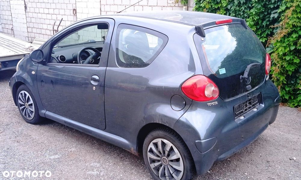 Na części Toyota Aygo lak. 1E0 silnik skrzynia maska zderzak drzwi klapa szyba fotel kanapa lusterko - 4