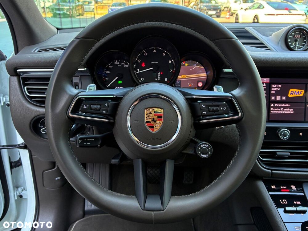 Porsche Macan - 24
