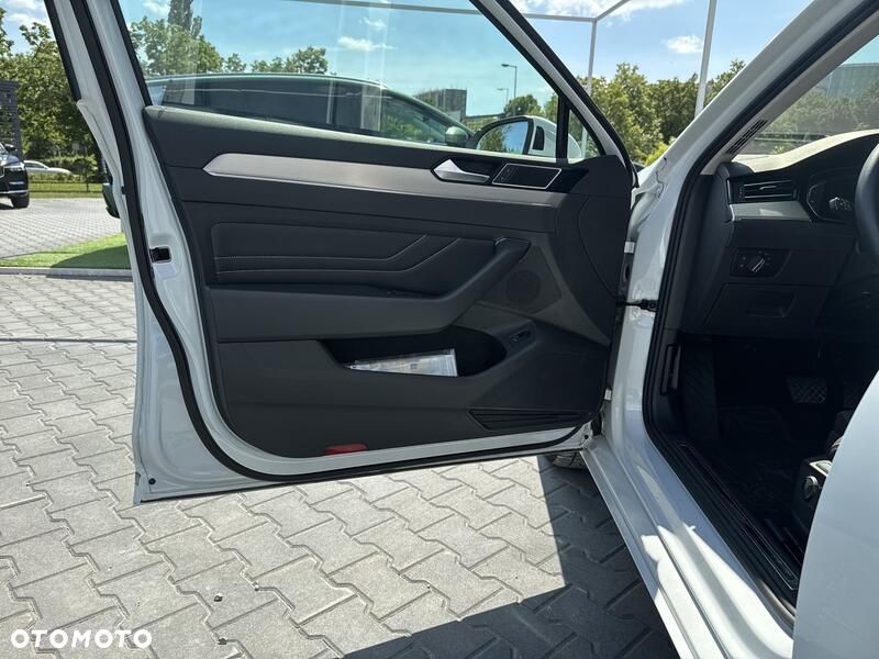 Volkswagen Passat - 11