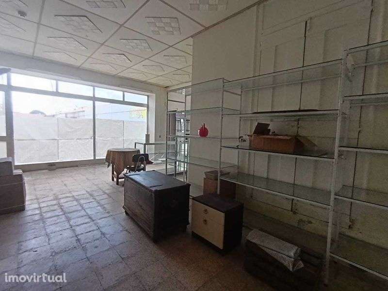 MORADIA CENTENÁRIA PARA REMODELAÇÃO TOTAL NO CENTRO DE ALPIARÇA - Grande imagem: 2/12