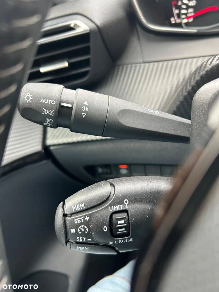 Peugeot 208 ver-1-2-puretech-style-s-s - 24