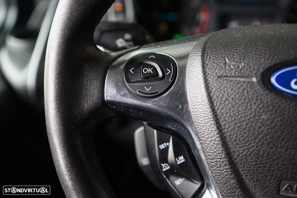 Ford Transit Custom Adaptada p/ 3 cadeiras de rodas - 47