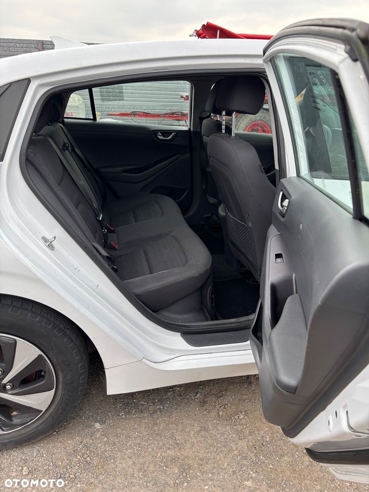 Hyundai IONIQ - 15